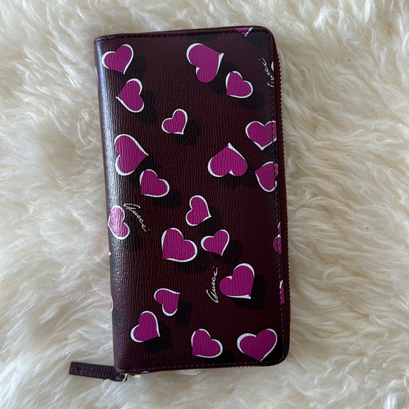 Gucci Special Edition Heart Design Zippy Wallet in Excellent Condition - Picture 6 of 15